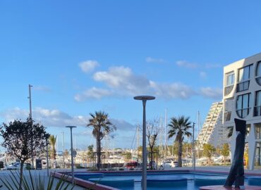 Vue sur le port de La Grande-Motte devant le cabinet L'AppartB pour des soins de bien-être.